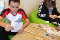 uczen-ktory-zapoznaje-sie-z-instrukcja-obslugi-krosna