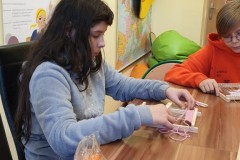 uczennica-klasy-5-tkajaca-swoja-pierwsza-prace