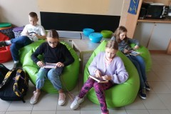 uczniowie-klasy-5-podczas-tkania