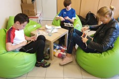 uczniowie-tkaja-wraz-z-Pania-pedagog-